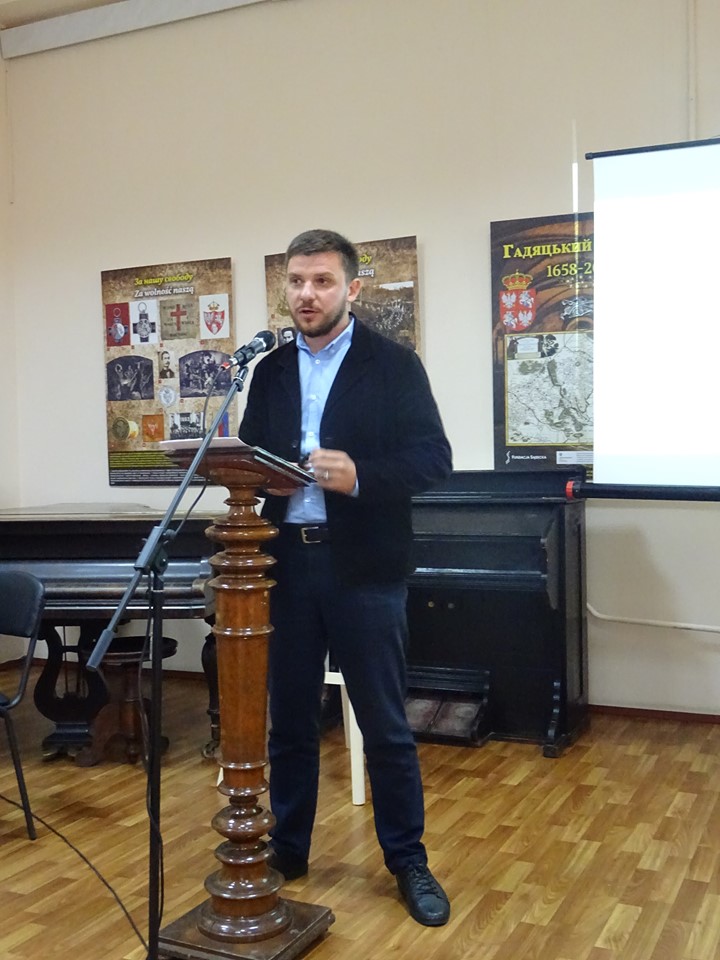 Оліцький виступає з доповіддю