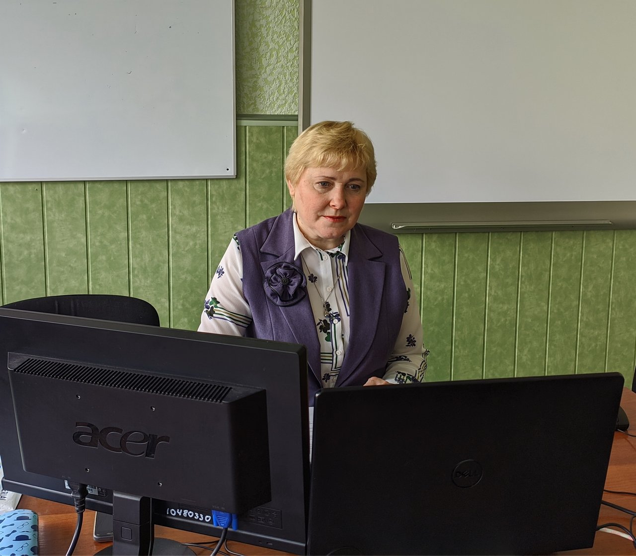 головну