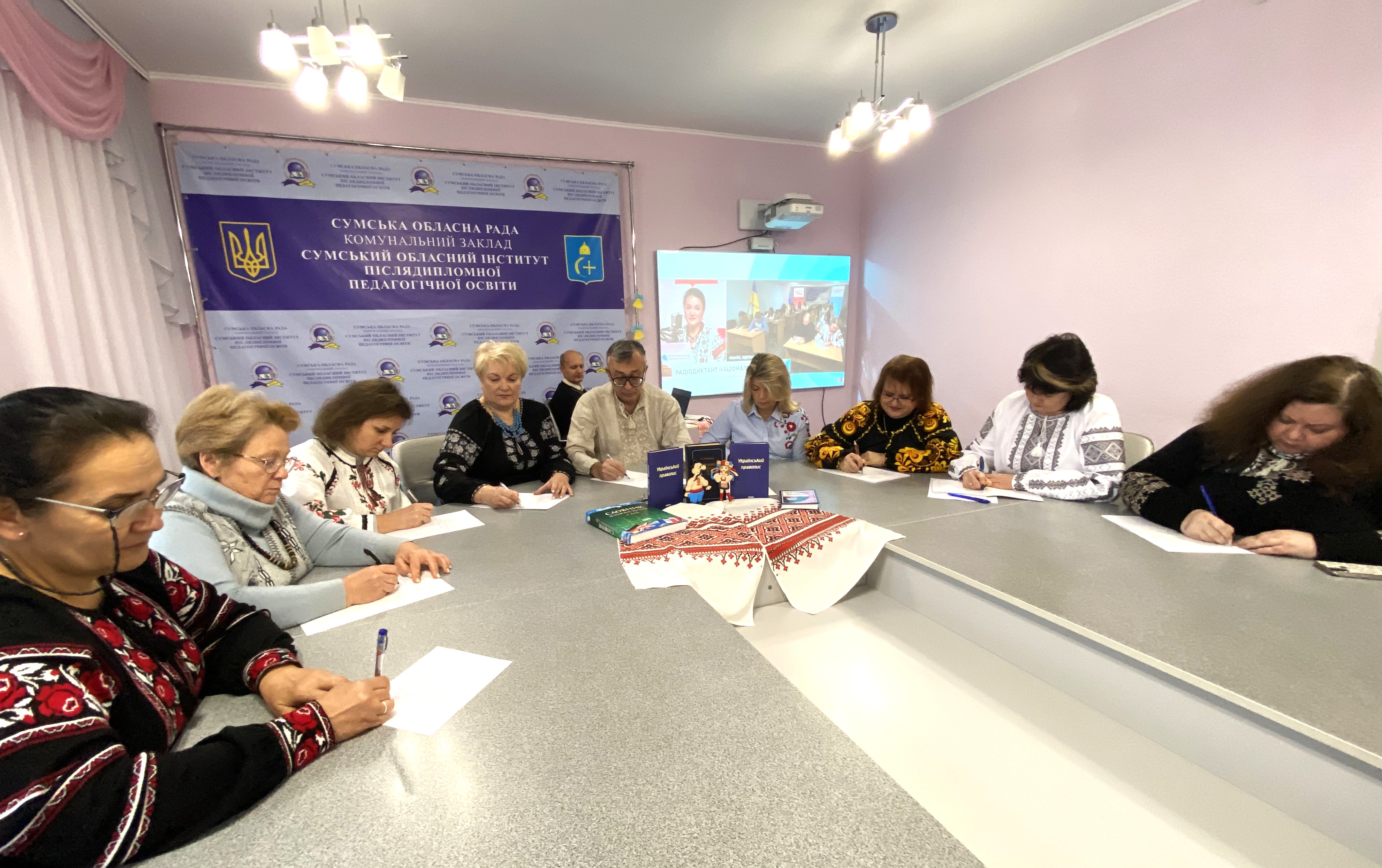 на головну
